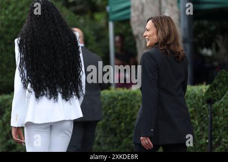 Washington, DC, États-Unis. 22 juillet 2024. Le vice-président des États-Unis Kamala Harris part après un événement célébrant les équipes du Championnat NCAA 2023-2024 sur la pelouse sud de la Maison Blanche à Washington, DC, États-Unis, le lundi 22 juillet, 2024. la première tâche de la Vice-Presidents pour obtenir officiellement l'investiture présidentielle démocrate consistera à corner ses anciens collègues du Congrès, récemment enhardies après une campagne de pression réussie pour forcer leur chef partys, Joe Biden, à se retirer du scrutin de 2024. Crédit : Ting Shen/Pool via CNP/dpa/Alamy Live News Banque D'Images