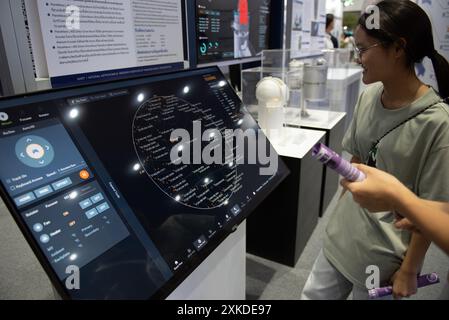 Bangkok, Thaïlande. 22 juillet 2024. Visiteurs de l'exposition 'Sci Power for future Thailand Fair' qui est un événement de promotion des connaissances Science et innovation au Queen Sirikit National Convention Center le 22 juillet 2024 à Bangkok, Thaïlande. (Photo de Teera Noisakran/Sipa USA) crédit : Sipa USA/Alamy Live News Banque D'Images
