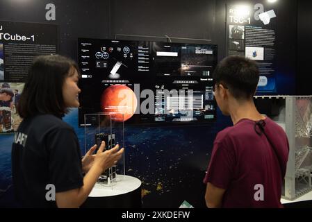 Bangkok, Thaïlande. 22 juillet 2024. Visiteurs de l'exposition 'Sci Power for future Thailand Fair' qui est un événement de promotion des connaissances Science et innovation au Queen Sirikit National Convention Center le 22 juillet 2024 à Bangkok, Thaïlande. (Photo de Teera Noisakran/Sipa USA) crédit : Sipa USA/Alamy Live News Banque D'Images