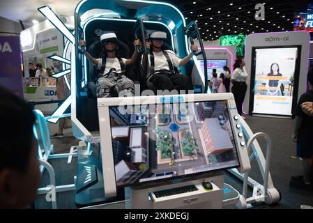 Bangkok, Thaïlande. 22 juillet 2024. Visiteurs de l'exposition 'Sci Power for future Thailand Fair' qui est un événement de promotion des connaissances Science et innovation au Queen Sirikit National Convention Center le 22 juillet 2024 à Bangkok, Thaïlande. (Photo de Teera Noisakran/Sipa USA) crédit : Sipa USA/Alamy Live News Banque D'Images