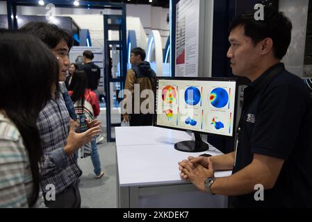 Bangkok, Thaïlande. 22 juillet 2024. Visiteurs de l'exposition 'Sci Power for future Thailand Fair' qui est un événement de promotion des connaissances Science et innovation au Queen Sirikit National Convention Center le 22 juillet 2024 à Bangkok, Thaïlande. (Photo de Teera Noisakran/Sipa USA) crédit : Sipa USA/Alamy Live News Banque D'Images