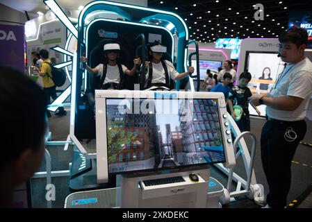 Bangkok, Thaïlande. 22 juillet 2024. Visiteurs de l'exposition 'Sci Power for future Thailand Fair' qui est un événement de promotion des connaissances Science et innovation au Queen Sirikit National Convention Center le 22 juillet 2024 à Bangkok, Thaïlande. (Photo de Teera Noisakran/Sipa USA) crédit : Sipa USA/Alamy Live News Banque D'Images