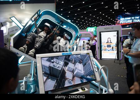 Bangkok, Thaïlande. 22 juillet 2024. Visiteurs de l'exposition 'Sci Power for future Thailand Fair' qui est un événement de promotion des connaissances Science et innovation au Queen Sirikit National Convention Center le 22 juillet 2024 à Bangkok, Thaïlande. (Photo de Teera Noisakran/Sipa USA) crédit : Sipa USA/Alamy Live News Banque D'Images
