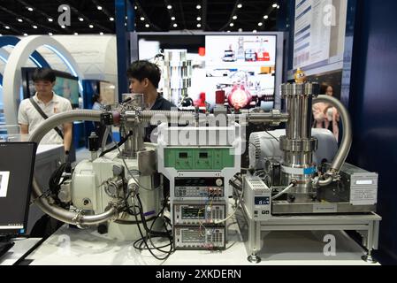 Bangkok, Thaïlande. 22 juillet 2024. Visiteurs de l'exposition 'Sci Power for future Thailand Fair' qui est un événement de promotion des connaissances Science et innovation au Queen Sirikit National Convention Center le 22 juillet 2024 à Bangkok, Thaïlande. (Photo de Teera Noisakran/Sipa USA) crédit : Sipa USA/Alamy Live News Banque D'Images