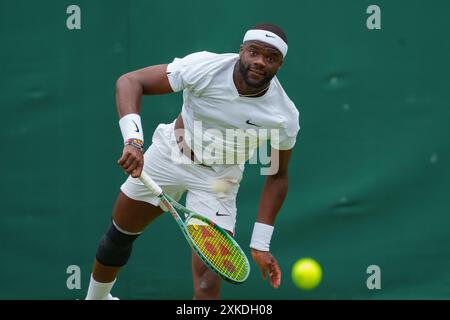 Frances Tiafoe (USA) au premier tour des Gentlemen's Singles on court 15 aux Championnats 2024, Wimbledon. Banque D'Images