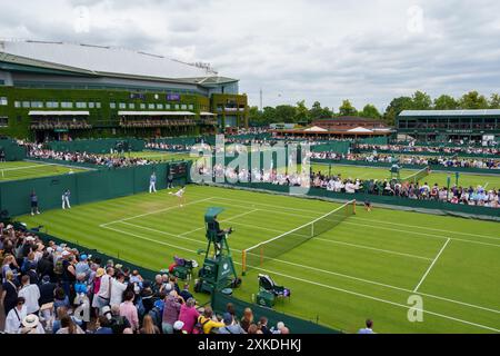 Vue générale du court 8 et du Southern Outside courts alors qu'Elise Mertens affronte Neo Hibino dans les Ladies' Singles au Championnat 2024 de Wimbledon Banque D'Images