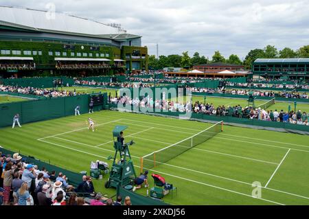 Vue générale de court 8 et des courts extérieurs du Sud alors qu'Eva Lys (GER) affronte Clara Burel (FRA) dans les Ladies' Singles aux Championnats 2024 Banque D'Images