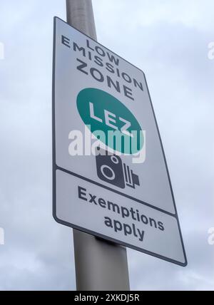 Un signe pour Une zone controversée à faibles émissions pour lutter contre le changement climatique et la pollution au Royaume-Uni Banque D'Images