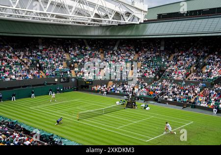 No.1 court lors du match de premier tour des Gentlemen's Singles entre Jannik Sinner (ITA) et Yannick Hanfmann (GER) aux Championnats de Wimbledon Banque D'Images
