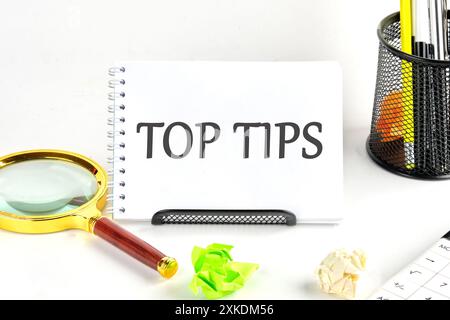 CONSEILS sur LES symboles conceptuels. Copier l'espace. Conseils principaux mots écrits sur une feuille blanche d'un cahier de bureau Banque D'Images