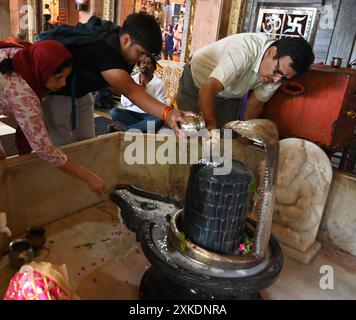 New Delhi, Inde. 22 juillet 2024. NEW DELHI, INDE - 22 JUILLET : les dévots hindous offrent des prières le premier jour de Sawan Shivratri lundi, alors que les dévots offrent du lait et de l'eau sur Shiva linga au Shivalaya le plus ancien Hanuman Mandir, CP, le 22 juillet 2024 à New Delhi, Inde. Sawan Somwar vrat est une sainte observance dédiée au Seigneur Shiva pendant le mois de Sawan (Shravan). Les dévots jeûnent et accomplissent des rituels tous les lundis pour rechercher les bénédictions, la prospérité et l'accomplissement de leurs désirs. » (Photo de Sonu Mehta/Hindustan Times/Sipa USA ) crédit : Sipa USA/Alamy Live News Banque D'Images