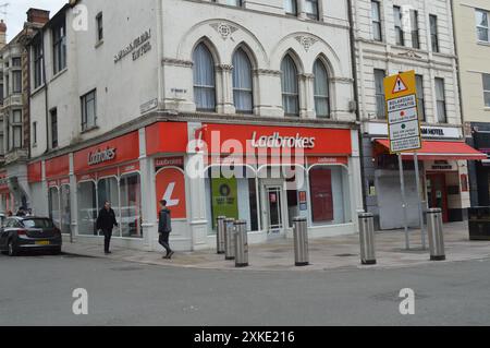 Ladbrokes Betting Shop sur St Mary's Street. Cardiff, pays de Galles, Royaume-Uni. 12 juin 2024. Banque D'Images