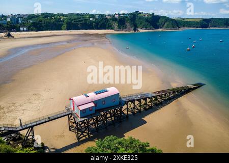 Vue aérienne d'une immense plage de sable à marée basse (Tenby, pays de Galles) Banque D'Images