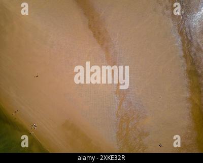 Vue aérienne de haut en bas d'une immense plage de sable vide à marée basse (Tenby, pays de Galles) Banque D'Images