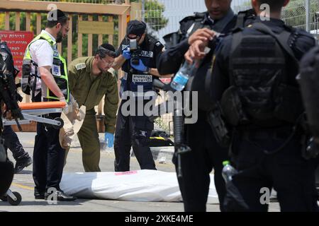 (240722) -- NETIV Haasara, 22 juillet 2024 (Xinhua) -- les forces de sécurité israéliennes travaillent sur les lieux d'une tentative d'attaque à l'arme blanche à l'entrée de Netiv HaAsara, une communauté israélienne adjacente à la bande de Gaza, le 22 juillet 2024. Un citoyen canadien a été abattu lundi par les forces israéliennes après avoir tenté de poignarder le personnel de sécurité à l'extérieur de la bande de Gaza, dans ce que la police a décrit comme "une attaque terroriste". (Ilan Assayag/JINI via Xinhua) crédit : Xinhua/Alamy Live News Banque D'Images