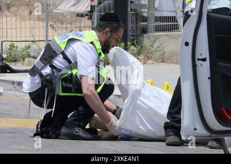 (240722) -- NETIV Haasara, 22 juillet 2024 (Xinhua) -- Un sauveteur travaille sur les lieux d'une tentative d'attaque à l'arme blanche à l'entrée de Netiv HaAsara, une communauté israélienne adjacente à la bande de Gaza, le 22 juillet 2024. Un citoyen canadien a été abattu lundi par les forces israéliennes après avoir tenté de poignarder le personnel de sécurité à l'extérieur de la bande de Gaza, dans ce que la police a décrit comme "une attaque terroriste". (Ilan Assayag/JINI via Xinhua) crédit : Xinhua/Alamy Live News Banque D'Images