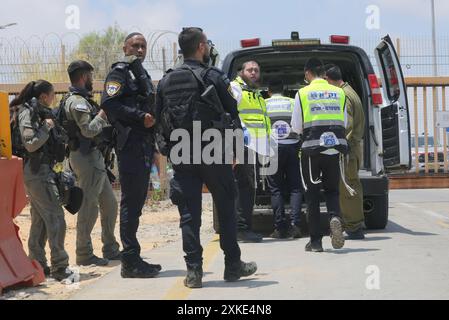 (240722) -- NETIV Haasara, 22 juillet 2024 (Xinhua) -- les forces de sécurité israéliennes travaillent sur les lieux d'une tentative d'attaque à l'arme blanche à l'entrée de Netiv HaAsara, une communauté israélienne adjacente à la bande de Gaza, le 22 juillet 2024. Un citoyen canadien a été abattu lundi par les forces israéliennes après avoir tenté de poignarder le personnel de sécurité à l'extérieur de la bande de Gaza, dans ce que la police a décrit comme "une attaque terroriste". (Ilan Assayag/JINI via Xinhua) crédit : Xinhua/Alamy Live News Banque D'Images