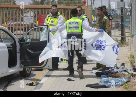 (240722) -- NETIV Haasara, 22 juillet 2024 (Xinhua) -- les forces de sécurité israéliennes travaillent sur les lieux d'une tentative d'attaque à l'arme blanche à l'entrée de Netiv HaAsara, une communauté israélienne adjacente à la bande de Gaza, le 22 juillet 2024. Un citoyen canadien a été abattu lundi par les forces israéliennes après avoir tenté de poignarder le personnel de sécurité à l'extérieur de la bande de Gaza, dans ce que la police a décrit comme "une attaque terroriste". (Ilan Assayag/JINI via Xinhua) crédit : Xinhua/Alamy Live News Banque D'Images