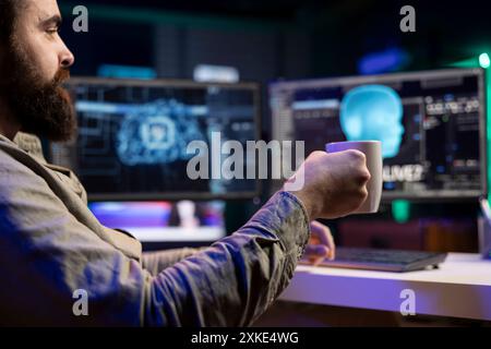 IA sensible interagissant avec l'homme buvant du café, posant des questions existentielles après avoir modifié son propre code source. Intelligence artificielle consciente devenant vivante, saluant administrateur appréciant les boissons chaudes Banque D'Images