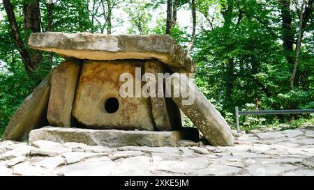 vieux gelenjik pierre rocheuse historique dolmen monument historique tombeau mégalithique paysage grave Banque D'Images