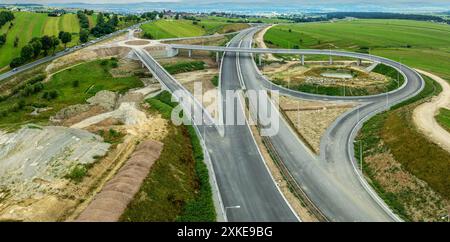 Nouveau fragment d'autoroute en construction sur la route de Zakopianka, Pologne, dégageant la ville de Nowy Targ. Entrée, bretelles de sortie, rond-point. État en mai 202 Banque D'Images