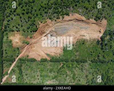 Grande carrière minière dans la forêt verte au-dessus de la vue de dessus Banque D'Images