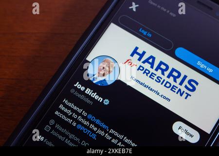 Vancouver, CANADA - 22 juillet 2024 : compte X de Joe Biden vu sur un écran iPhone. Son récit comporte une image d'arrière-plan avec 'Kamala Harris for Pres Banque D'Images