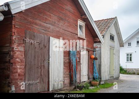 Bâtiments traditionnels dans le port occidental de Grundsund, qui est un village de pêcheurs historique à Bohuslän sur la côte ouest suédoise Banque D'Images