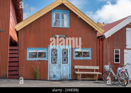 Bâtiments traditionnels dans le port oriental de Grundsund, qui est un village de pêcheurs historique à Bohuslän sur la côte ouest suédoise Banque D'Images