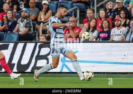 20 juillet 2024 : le défenseur du Sporting Kansas City Robert Voloder (4 ans) dribble la balle contre Louis City SC au Childrens Mercy Park à Kansas City, KS. David Smith/CSM Banque D'Images