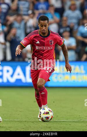 20 juillet 2024 : le défenseur Louis City SC Akil Watts (20 ans) dribble le ballon contre le Sporting Kansas City au Childrens Mercy Park à Kansas City, Kansas. David Smith/CSM (image crédit : © David Smith/Cal Sport Media) Banque D'Images