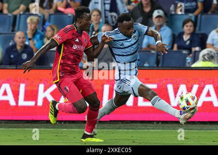 20 juillet 2024 : L'attaquant Willy Agada (23 ans) du Sporting Kansas City tente de prendre le contrôle du ballon contre le défenseur Joshua Yaro (15 ans) de Louis City SC au Childrens Mercy Park à Kansas City, KS. David Smith/CSM (image crédit : © David Smith/Cal Sport Media) Banque D'Images