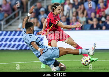 20 juillet 2024 : le défenseur du Sporting Kansas City Robert Castellanos (19 ans) tente de voler le ballon de l'attaquant Louis City SC Nokkvi Porisson (29 ans) au Childrens Mercy Park à Kansas City, KS. David Smith/CSM Banque D'Images