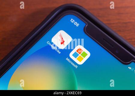 Vancouver, CANADA - 22 juillet 2024 : icônes CrowdStrike et Microsoft vues dans un iPhone. Le 19 juillet 2024, une mise à jour du capteur CrowdStrike Windows a provoqué glob Banque D'Images