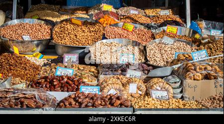 Athènes, Grèce, Oct. 7th, 2022. Vue sur la variété de noix et de dates avec des étiquettes de prix à l'étal local à Athènes Varvakios Central Municipal. Marché. Banque D'Images