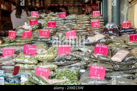 Athènes, Grèce, Oct. 7th, 2022. Vue de la variété d'herbes séchées et d'épices avec des étiquettes de prix au magasin local à Athènes Varvakios Central Municipal Mar Banque D'Images