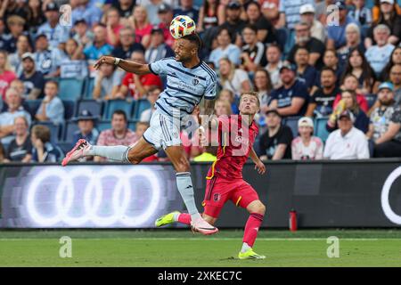 20 juillet 2024 : L'attaquante du Sporting Kansas City Khiry Shelton (11 ans) dirige le ballon devant le milieu de terrain John Klein (41 ans) de Louis City SC au Childrens Mercy Park à Kansas City, KS. David Smith/CSM Banque D'Images