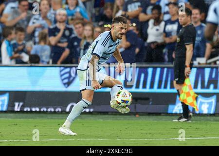 20 juillet 2024 : le défenseur du Sporting Kansas City Tim Leibold (14 ans) prend le contrôle du ballon contre Louis City SC au Childrens Mercy Park à Kansas City, KS. David Smith/CSM Banque D'Images