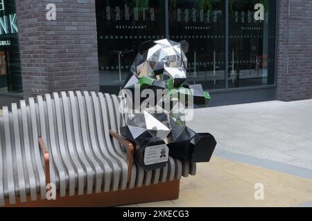 Sculpture de Panda Little Mester à New Era Square Sheffield Angleterre Royaume-Uni Banque D'Images