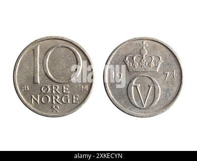 Photo isolée de 10 Norvège minerai 1974 pièce de cuivre-nickel du roi Olav 5 sur fond blanc. Banque D'Images