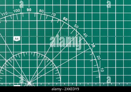 Photo de l'outil de tapis de coupe de couleur verte avec la règle et les angles. Banque D'Images