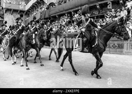 Juste avant le début de la procession historique, Une escouade de policiers de carabiniers montés a mis sur Une exposition dans la Piazza, le Palio, Sienne, Italie. Banque D'Images