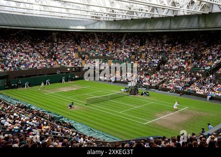 Ben Shelton (USA) affronte Jannik Sinner (ITA) au quatrième tour des Gentlemen's Singles sur le terrain N°1 aux Championnats 2024. Wimbledon Banque D'Images