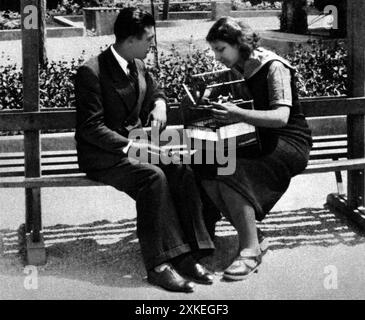 1942 , Athènes , GRÈCE : la plus célèbre chanteuse et actrice de Soprano d'Opéra MARIA CALLAS ( Maria Anna Cecilia Sofia Sophie Kalos ou KALOGEROPOULOS , 1923 - 1977 ), quand était une jeune fille de 19 ans avec un cousin dans un jardin tout en sifflant avec un canari en cage . Photographe inconnu .- HISTOIRE - FOTO STORICHE - personalità da giovani giovane - personnalité personnalités quand il était jeune - adolescent - RAGAZZA - LIRIC - opéra - MUSICA LIRICA - cantante - FILM - FILM - ATTRICE - ACTRICE - HISTOIRE - FOTO STORICHE - portrait - ritratto - ATENE - GRECIA - CUGINO - ARCHIVIO GBB Banque D'Images