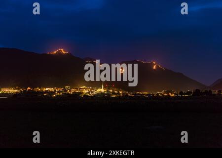 Feux de joie traditionnels pour le solstice d'été dans la Tiroler Zugspitz Arena autour du bassin Ehrwald Lermoos Biberwier Banque D'Images