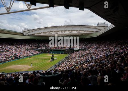 Vue générale de Carlos Alcaraz en action contre Novak Djokovic dans la finale des Gentlemen's Singles sur le court central aux Championnats de Wimbledon Banque D'Images