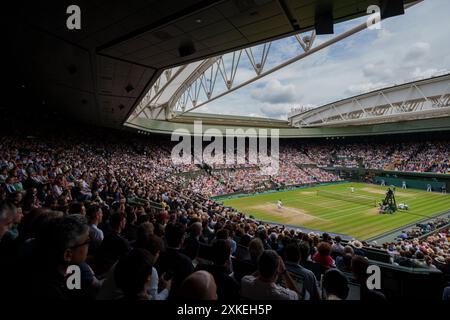 Vue générale de Carlos Alcaraz en action contre Novak Djokovic dans la finale des Gentlemen's Singles sur le court central aux Championnats de Wimbledon Banque D'Images