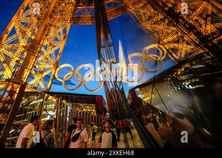 Paris, France. 22 juillet 2024. Les anneaux olympiques sont accrochés à la Tour Eiffel alors que la ville est prête à accueillir les Jeux d'été de 2024 à Paris, France, le lundi 22 juillet 2024. Les Jeux Olympiques d'été débutent le 26 juillet, 100 ans après la dernière fois que Paris a accueilli les Jeux. Photo de Paul Hanna/UPI crédit : UPI/Alamy Live News Banque D'Images