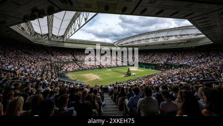 Vue générale de Carlos Alcaraz en action contre Novak Djokovic dans la finale des Gentlemen's Singles sur le court central aux Championnats de Wimbledon Banque D'Images