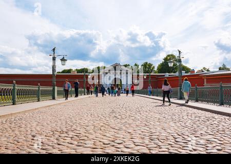 Pont Ioannovskiy sur le détroit de Kronverksky jusqu'à la forteresse Pierre et Paul à Pétersbourg Banque D'Images